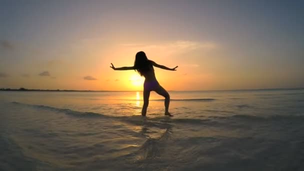 Kinesisk flicka i bikini och dansa på stranden — Stockvideo