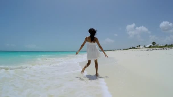 African American girl op tropisch strand — Stockvideo