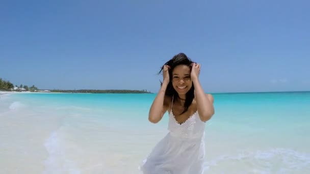 Menina afro-americana na praia tropical — Vídeo de Stock