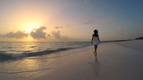 Ázsiai kínai lány, a naplemente a strandon — Stock videók