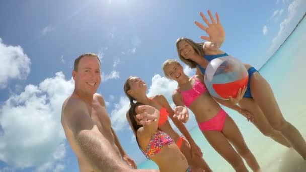 Família caucasiana desfrutando de férias na praia — Vídeo de Stock