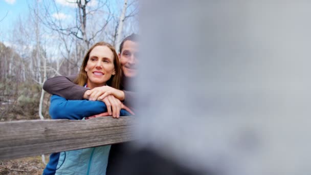 Pareja disfrutando de sus vacaciones al aire libre — Vídeos de Stock