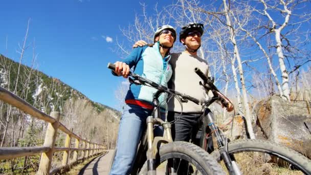 Jeune couple appréciant le vélo en plein air — Video