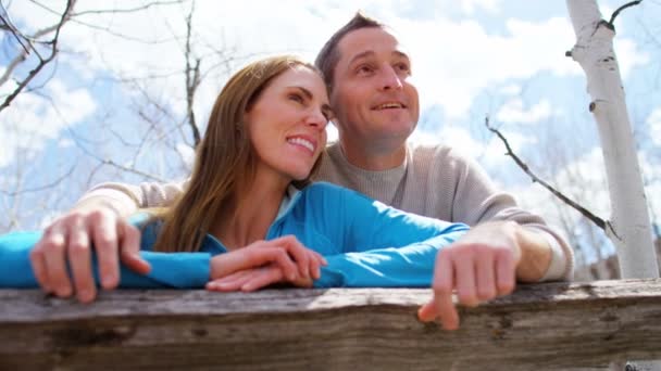 Par njuter av sin semester på utomhus — Stockvideo