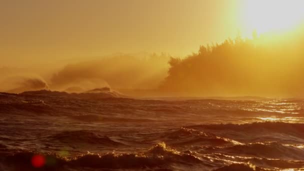 Закат над волнами Тихого океана на Гавайях — стоковое видео