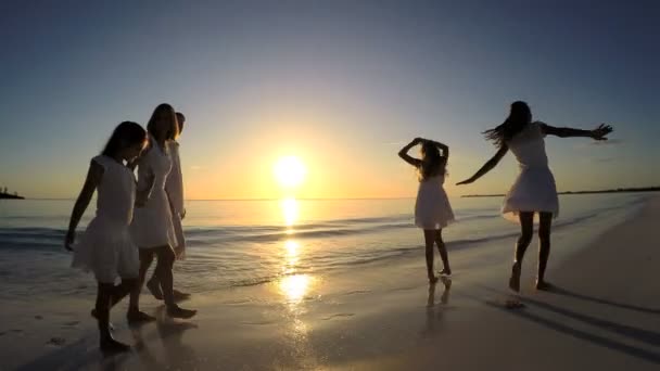 Кавказская семья наслаждается пляжным отдыхом на закате — стоковое видео