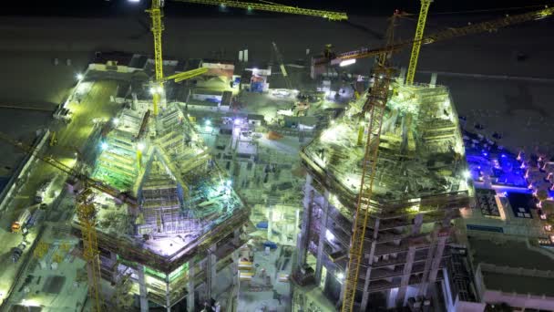 Sitio de construcción con trabajadores por la noche — Vídeos de Stock