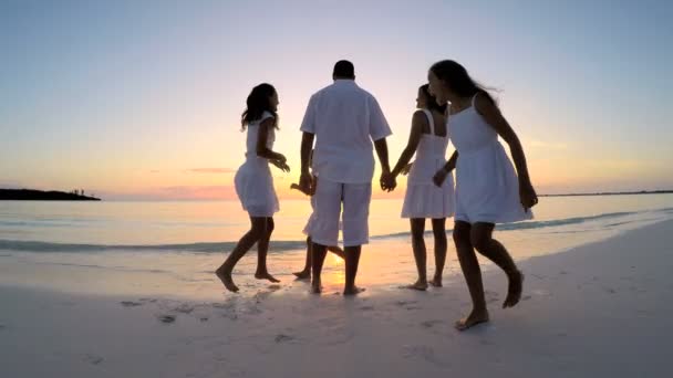 Familia caucásica disfrutando de vacaciones en la playa al atardecer — Vídeos de Stock