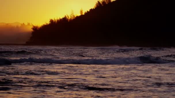 Puesta de sol sobre las olas del océano Pacífico en Hawaii — Vídeo de stock