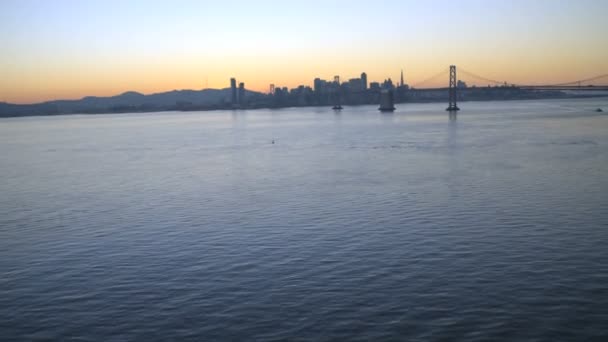 Letecký pohled na západ slunce mrakodrapy v San Franciscu — Stock video