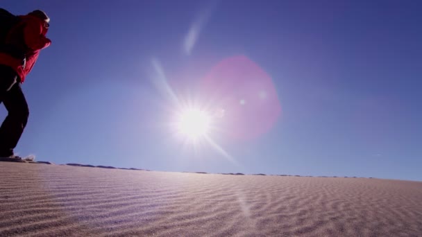 Explorador mujer caminando a través de dunas de arena — Vídeo de stock