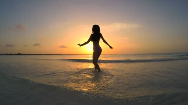 Chinesisches Mädchen im Bikini tanzt am Strand — Stockvideo