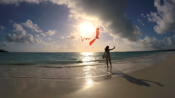 Chica asiática jugando con cometa roja en la playa — Vídeos de Stock