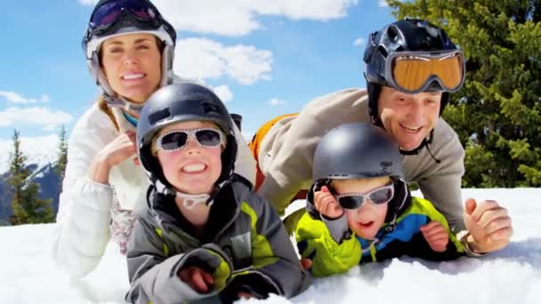 Famille avec enfants profitant de leurs vacances d'hiver — Video