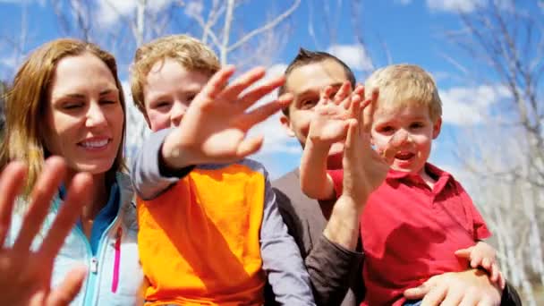 Familia con niños disfrutando de caminar al aire libre — Vídeos de Stock