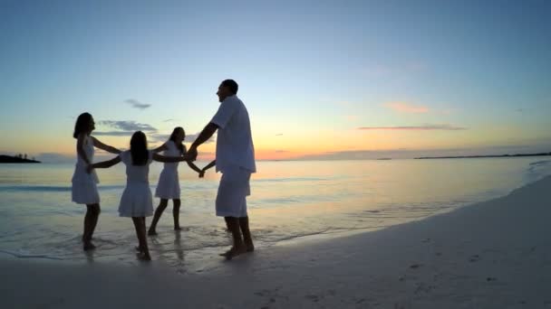 Kaukasiska familj njuta av strandsemester i solnedgången — Stockvideo