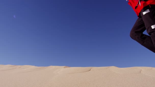 Mulher exploradora caminhando através de dunas de areia — Vídeo de Stock