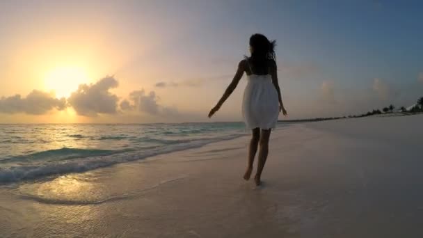 Aziatische Chinees meisje bij zonsondergang op het strand — Stockvideo