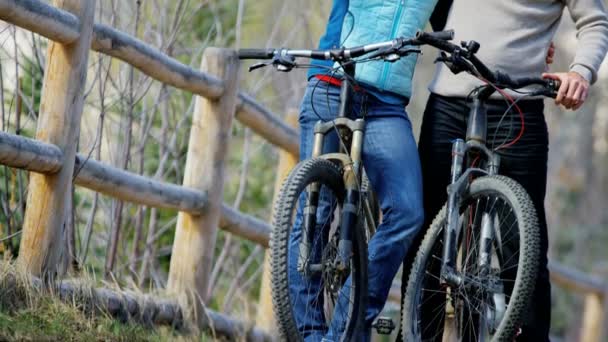 Jeune couple appréciant le vélo en plein air — Video