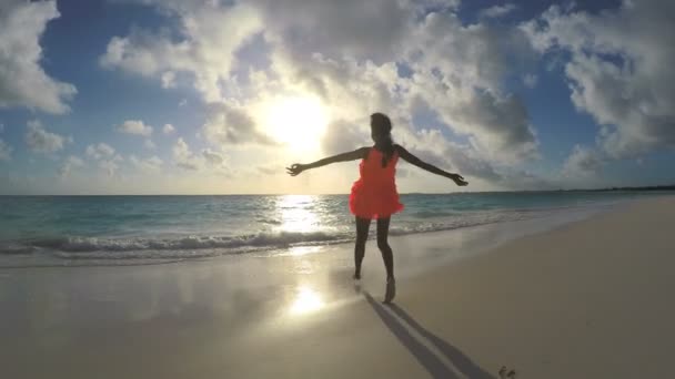 African American girl genieten van vakantie op strand — Stockvideo