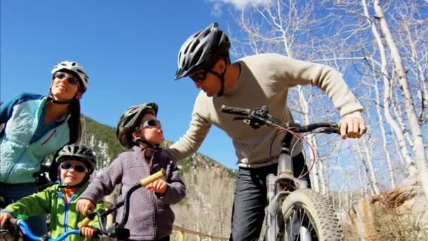 Familia con niños disfrutando del ciclismo al aire libre — Vídeos de Stock