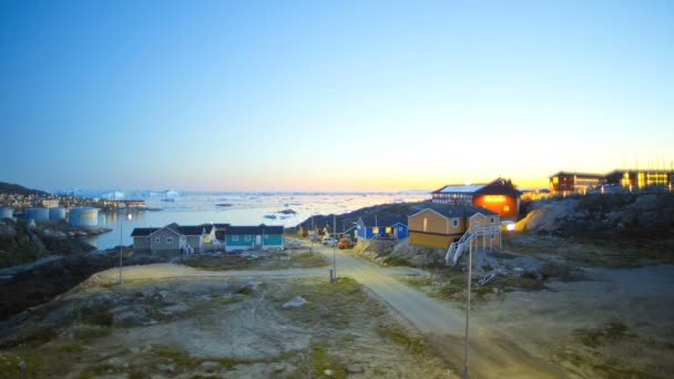 Ciudad ártica con casas coloridas — Vídeo de stock