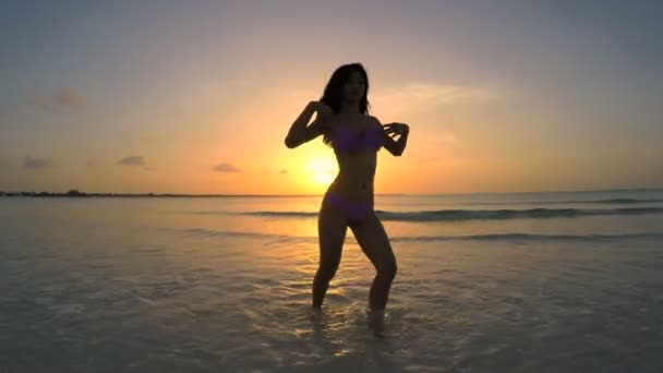 Çinli kız bikinili kumsalda dans — Stok video