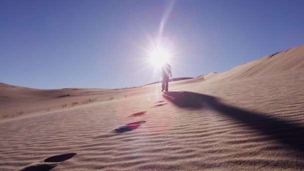 Explorador mujer caminando a través de dunas de arena — Vídeos de Stock