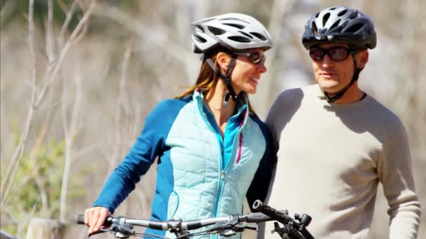 Joven pareja disfrutando de ciclismo al aire libre — Vídeos de Stock