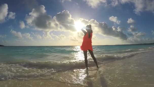 African American girl genieten van vakantie op strand — Stockvideo