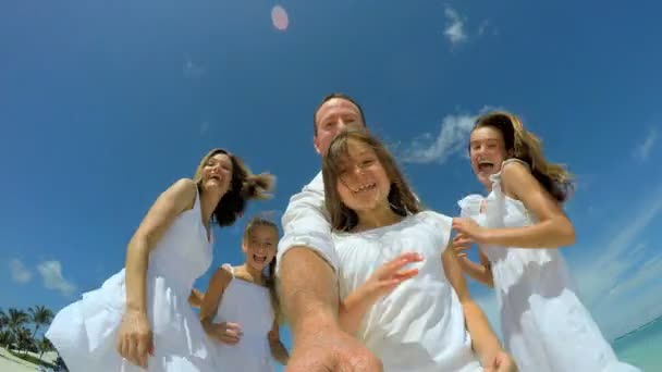 Família caucasiana desfrutando de férias na praia — Vídeo de Stock