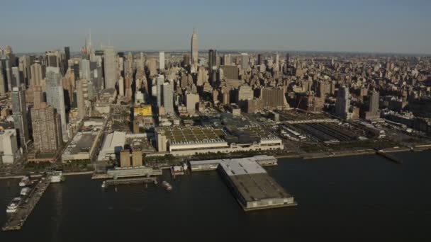 New York City met moderne wolkenkrabbers — Stockvideo