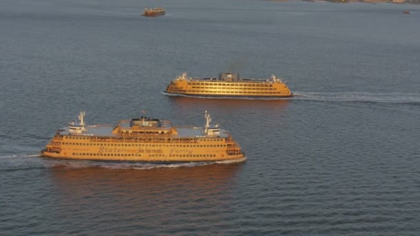 Barcos de ferry en el río Hudson, Nueva York — Vídeos de Stock