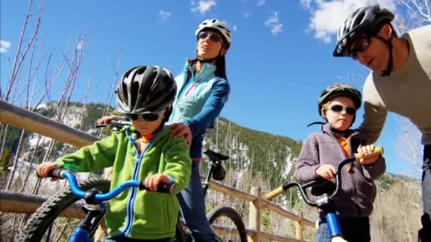 Familia con niños disfrutando del ciclismo al aire libre — Vídeo de stock