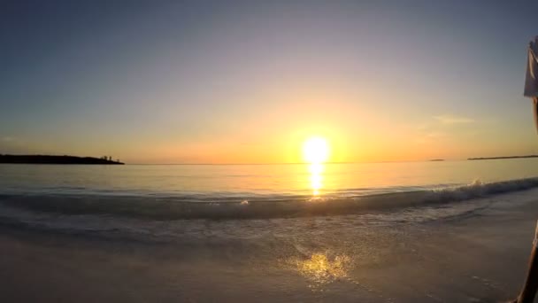 Casal caucasiano na praia tropical ao pôr do sol — Vídeo de Stock