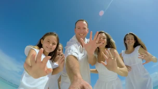 Famiglia caucasica che si gode le vacanze al mare — Video Stock
