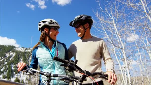 Jeune couple appréciant le vélo en plein air — Video