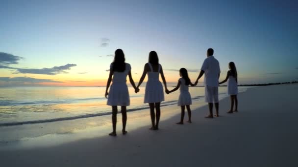 Familia caucásica disfrutando de vacaciones en la playa al atardecer — Vídeos de Stock