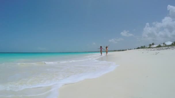 Multi etnische meisjes plezier op het strand — Stockvideo