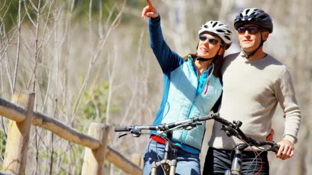 Giovane coppia godendo di ciclismo all'aperto — Video Stock