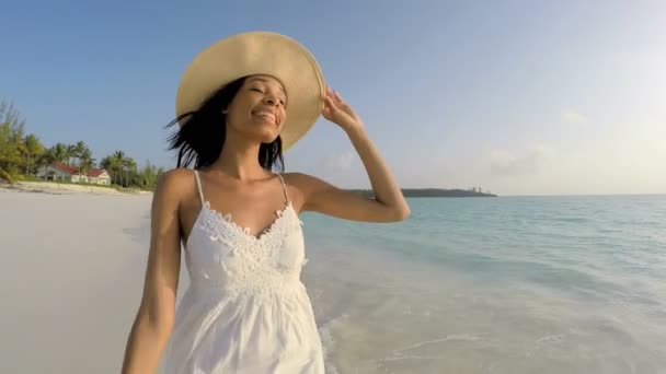 Chica afroamericana en la playa tropical — Vídeo de stock