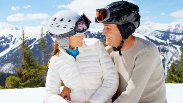 Caucásico pareja disfrutando de sus vacaciones de invierno — Vídeos de Stock