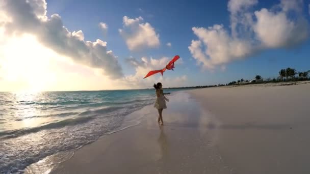 Ασιατικές κορίτσι παίζει με κόκκινο kite στην παραλία — Αρχείο Βίντεο