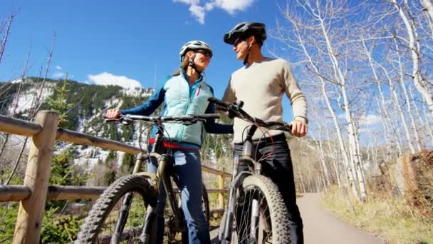 Joven pareja disfrutando de ciclismo al aire libre — Vídeo de stock