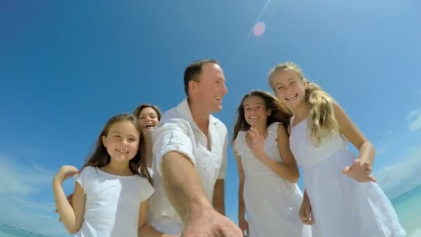 Família caucasiana desfrutando de férias na praia — Vídeo de Stock