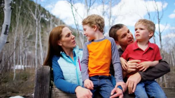 Familia con niños disfrutando de caminar al aire libre — Vídeos de Stock