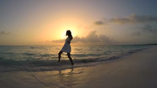 Αφρικανική αμερικανική κορίτσι απολαμβάνουν διακοπές στην παραλία — Αρχείο Βίντεο