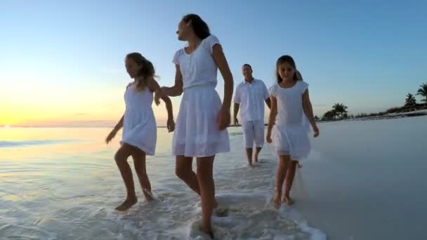 Família caucasiana desfrutando de férias na praia ao pôr do sol — Vídeo de Stock