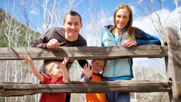 Familia con niños disfrutando de caminar al aire libre — Vídeo de stock