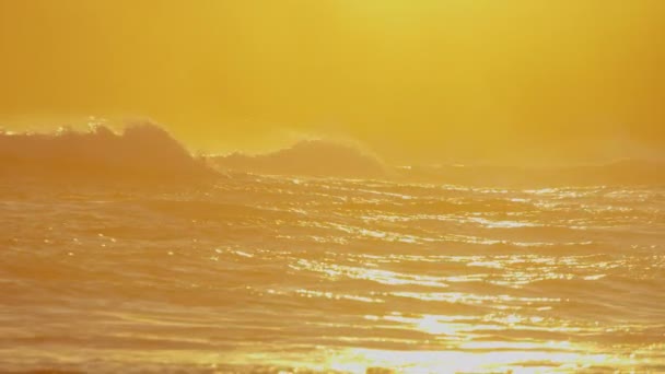 Puesta de sol sobre las olas del océano Pacífico en Hawaii — Vídeo de stock